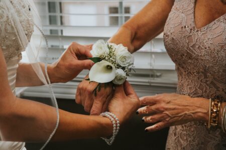 Rady pre svadobnú mamu – čo si obliecť na svadbu